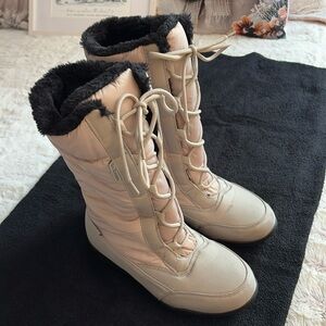 Great pair of Kamik waterproof winter boots!! Oyster color/black faux fur trim!